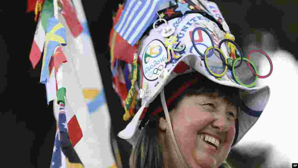 Une dame arbore, toute sourire, les couleurs et les symboles de plusieurs pays sur son chapeau et ses habits à l’extérieur du stade Maracaña à Rio de Janeiro, Brésil, 5 août 2016.