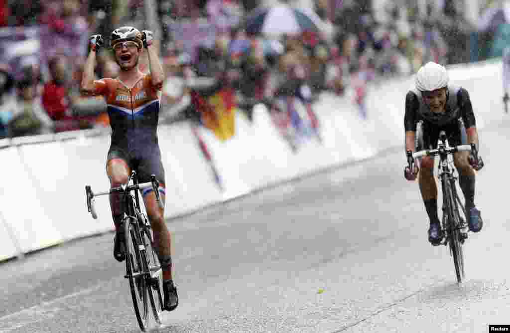 Tay đua nữ Lan Marianne Vos (trái)của Hà Lan vượt qua đích trước tay đua người Anh Elizabeth Armitstead, giành chiến thắng cuộc đua xe đạp của phụ nữ tại Thế vận hội London, ngày 29/7/2012