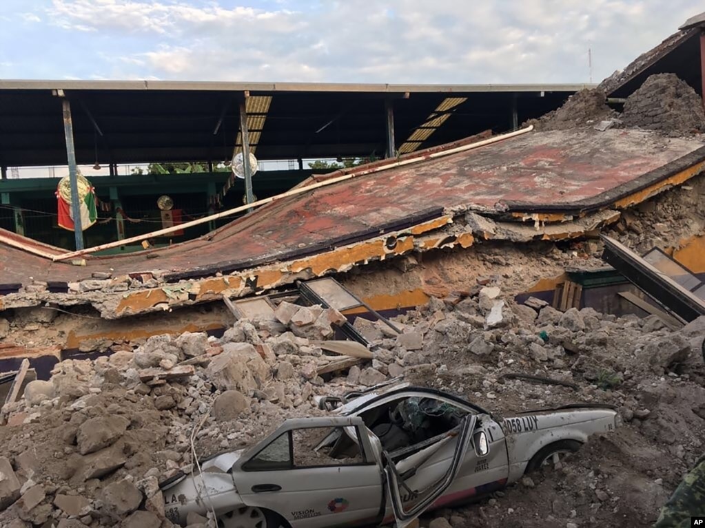 Une voiture écrasée par des décombres d&#39;un bâtiment qui est tombé lors du séisme, à Jojutla, Mexique, le 19 septembre 2017.