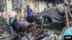 Para warga di Cap-Haitien, Haiti, tampak mengerumuni lokasi truk pengangkut BBM yang meledak pada 14 Desember 2021. Setidaknya 62 orang tewas dalam insiden tersebut. (Foto: AFP/Richard Pierrin)