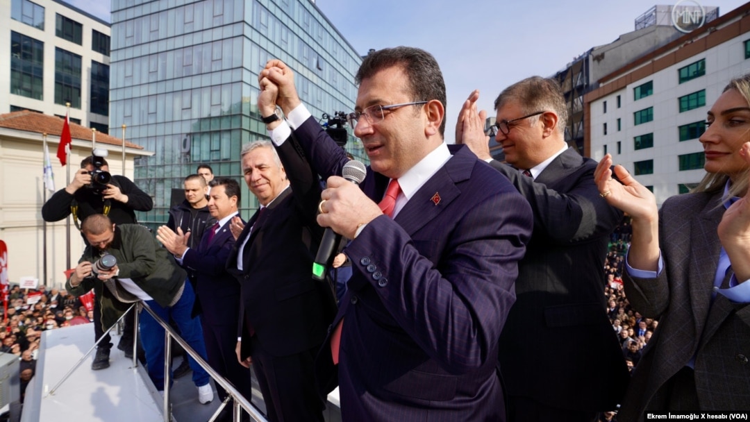 İmamoğlu ifade verdikten sonra Çağlayan Adliyesi önünde otobüsün üzerine çıkarak kalabalığa seslendi. Ankara Büyükşehir Belediye Başkanı Mansur Yavaş da adliyeye gelerek İmamoğlu'na destek verdi.