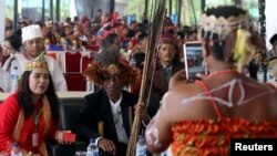 Para peserta kongres AMAN berfoto di tepi lapangan di tempat berkumpulnya para suku asli, dekat Medan, Sumatra Utara, tanggal 17 Maret 2017 (foto: Antara Foto/Irsan Mulyadi/via REUTERS)