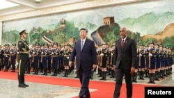 资料照片：中国国家主席习近平在北京人民大会堂欢迎马尔代夫总统穆伊祖。(2024年1月10日)