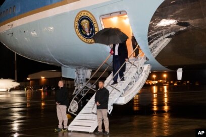 آسوشیتدپرس بامداد جمعه با انتشار این عکس خبر داد که پرزیدنت ترامپ به اقامتگاه خود در فلوریدا بازگشت.