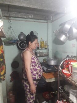 Bà Nguyễn Quỳnh Giao tại căn bếp trọ chờ ngày sinh nở.