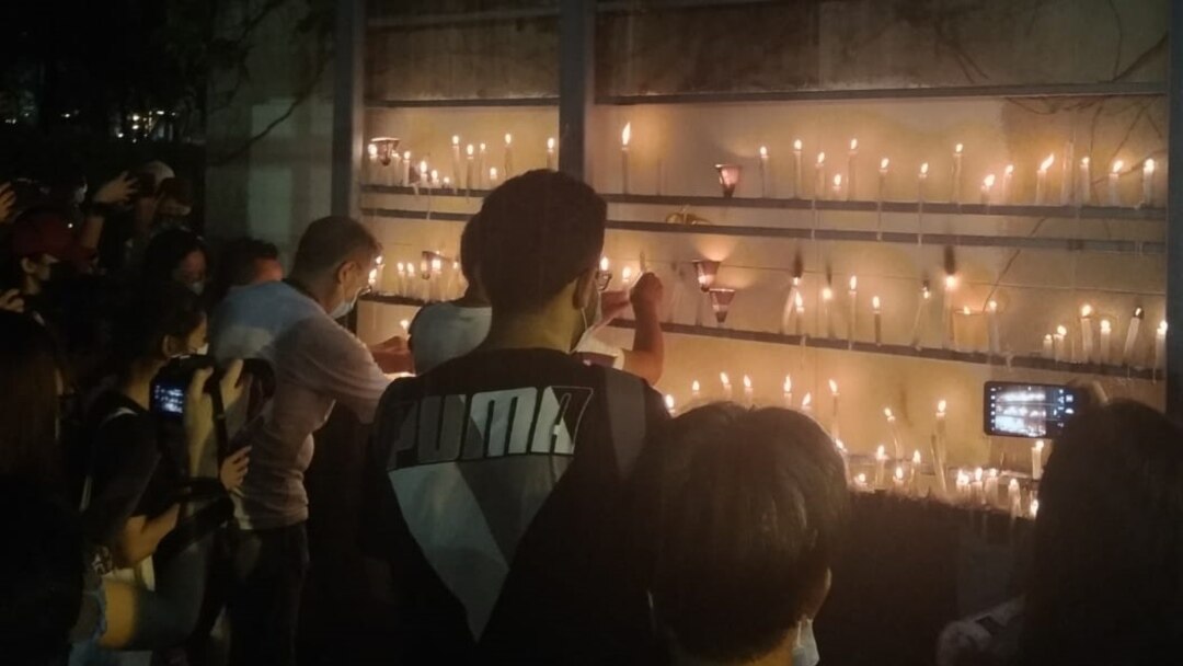 香港市民在六月四日晚上到維多利亞公園電起蠟燭,悼念六四事件發生31週年.(美國之音粵語廣播聽眾劉先生提供照片)
