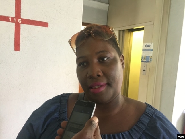 Harare resident Sharon Mumbula says city mayor Benard Manyenyeni must step down for failing to provide Zimbabwe's capital city with safe water, thus exposing residents to waterborne diseases, Dec. 29, 2017. (S. Mhofu/VOA)