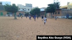 L'ASC s'entraîne dans la cour de l'école élémentaire de l'unité 26, à Dakar, au Sénégal, le 24 septembre 2017. (VOA/Seydina Aba Gueye)