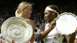 Maria Sharapova tras ganar el torneo Wimbledon en 2004 en donde venció a Serena Williams.