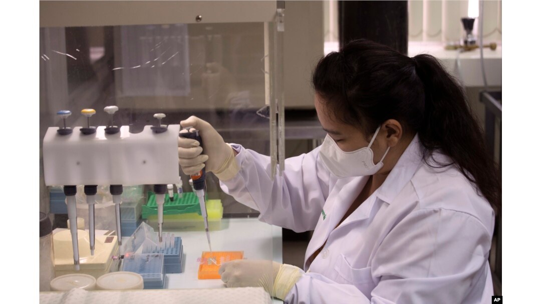 Seorang petugas laboratorium menguji vaksin Covid-19 di Pusat Penelitian Vaksin Chula yang dikelola oleh Universitas Chulalongkorn, Bangkok, Thailand, 25 Mei 2020. (Foto: AP)