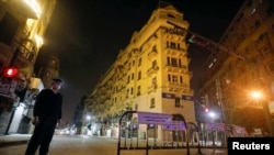 Un officier de police se tient dans la rue Qasr El Nil pendant le couvre-feu nocturne pour contenir la propagation de la maladie à coronavirus (COVID-19), au Caire, Égypte, le 25 mars 2020. REUTERS / Mohamed Abd El Ghany - RC28RF9HOEIP