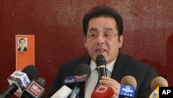 Opposition leader Ayman Nour speaks to reporters at a press conference in Cairo, Egypt, 06 Apr 2010