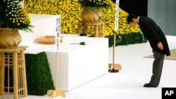 Premijer Japana klanja se ispred glavnog oltara u holu borilačkih veština Nipon Budokan u Tokiju pre današnje komemoracije