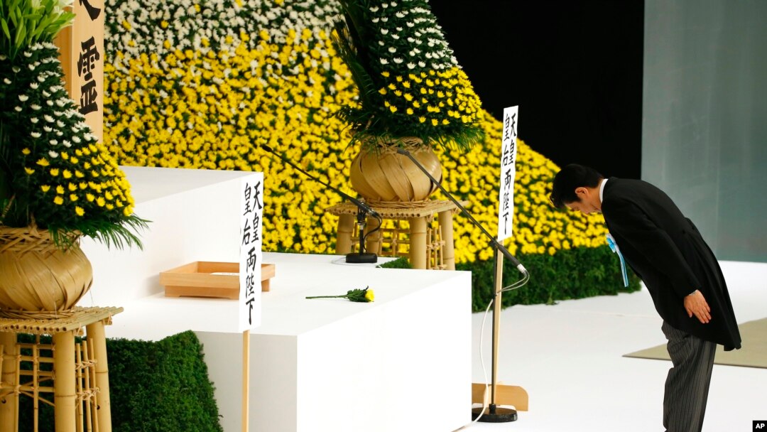 PM Jepang Shinzo Abe membungkukkan badannya untuk menghormati korban perang di Nippon Budokan, Tokyo (15/8).