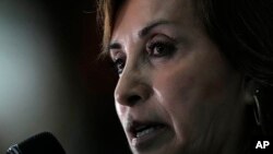 ARCHIVO: La presidenta peruana Dina Boluarte se dirige a la prensa al finalizar la Cumbre de la Amazonía, el 8 de agosto de 2023, en Belém, Brasil. 