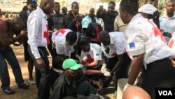 Zimbabwe Red Cross Society officials treat members of the opposition who were injured after clashes with the police in Harare, Aug. 16, 2019. (Columbus Mavhunga/VOA)