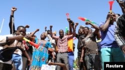 Les gens se rassemblent pour soutenir un coup d'État qui a renversé le président Roch Kaboré, dissous le gouvernement, suspendu la constitution et fermé les frontières au Burkina Faso, Ouagadougou, le 25 janvier 2022.