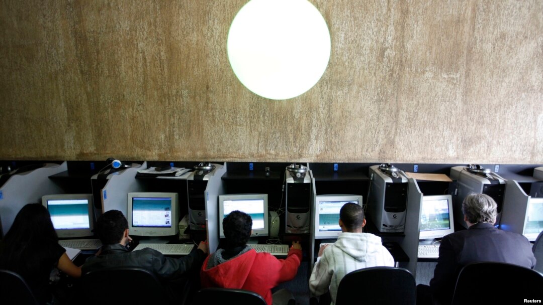 Warga Brazil menggunakan komputer di sebuah internet cafe di Sao Paulo (foto: dok). Akses internet sangat penting bagi warga kurang mampu di negara berkembang. 
