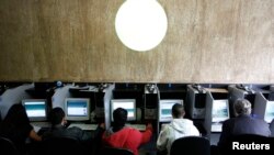 Warga Brazil menggunakan komputer di sebuah internet cafe di Sao Paulo (foto: dok). Akses internet sangat penting bagi warga kurang mampu di negara berkembang. 