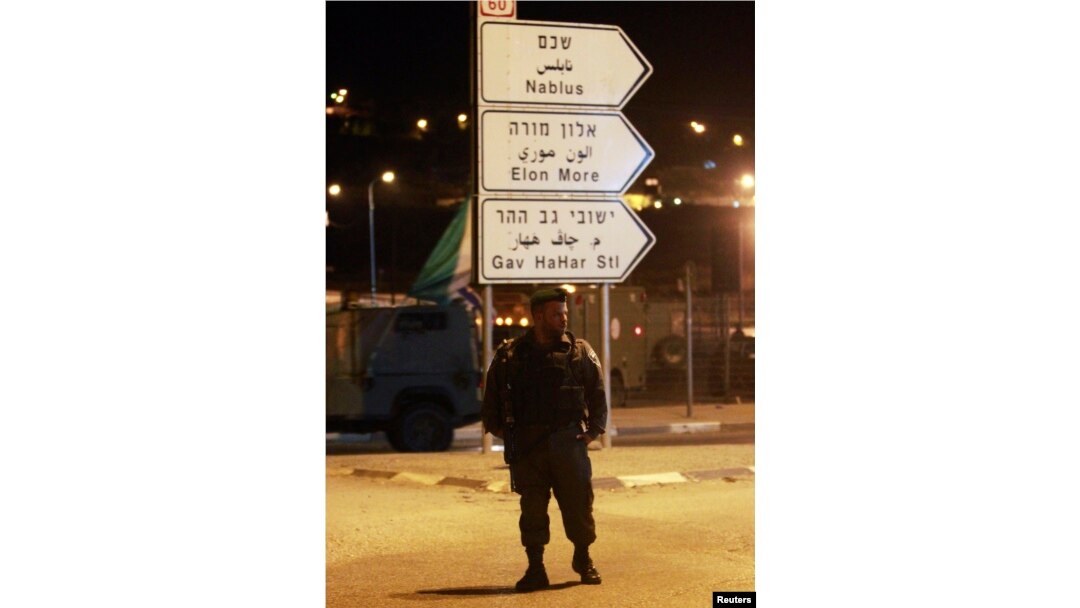 An Israeli soldier stands guard at the Zatra checkpoint near the West Bank city of Nablus, June 3, 2014.