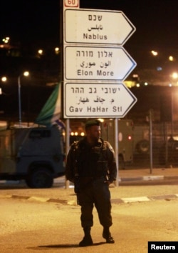 An Israeli soldier stands guard at the Zatra checkpoint near the West Bank city of Nablus, June 3, 2014.