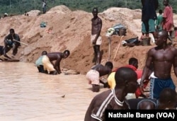 Extraction de diamant à Tongo, près de Bo, dans l’Est de la Sierra Leone (janvier 2002)