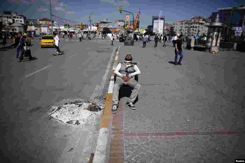 Taksim meydanındakı nümayişçi. 3 iyun 2013. 