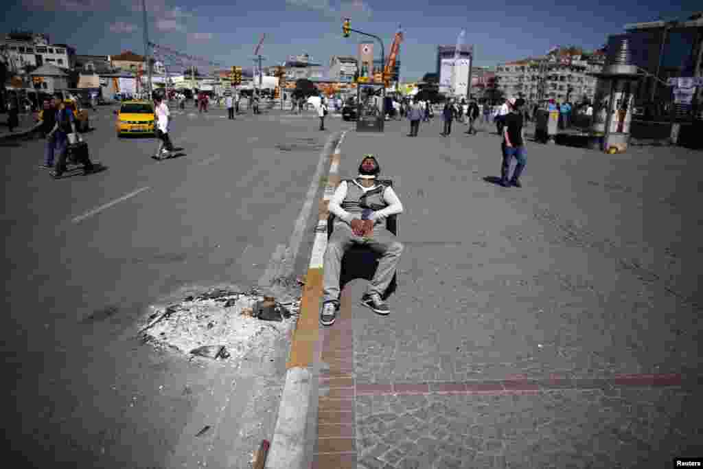 Seorang demonstran tidur di atas kursi di Alun-Alun Taksim, Istanbul (3/6). 