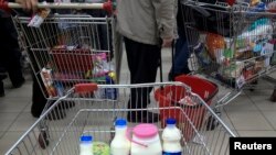 이란 수도 테헤란 시민들이 마트에서 식료품을 구매하고 있다. (자료사진)