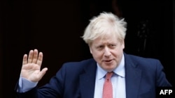 Perdana Menteri Boris Johnson meninggalkan kantor di 10 Downing Street, London, 18 Maret 2020. (Foto: AFP/arsip)