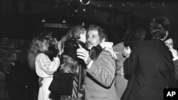 Džeri Stiler i En Meara plešu na premijeri "American Hot Wax" 1978. (Foto: AP/Bob Wands)