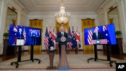 지난 9월 조 바이든 미국 대통령(가운데)이 백악관에서 스콧 모리슨 호주 총리(왼쪽), 보리스 존슨 영국 총리 등 '오커스(AUKUS)' 안보동맹 정상들과 화상회담을 했다.