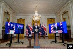 Presiden Joe Biden, didampingi secara virtual oleh Perdana Menteri Australia Scott Morrison dan Perdana Menteri Inggris Boris Johnson, berbicara tentang inisiatif keamanan nasional dari Ruang Timur Gedung Putih di Washington, Rabu, 15 September 2021. (Foto: AP)