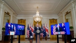 조 바이든(가운데) 미국 대통령이 지난해 9월 백악관에서 스콧 모리슨(왼쪽 화면) 호주 총리, 보리스 존슨 영국 총리 등 '오커스(AUKUS)' 정상들과 화상회담하고 있다. (자료사진)