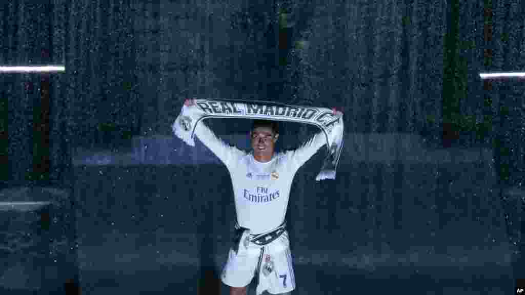 Le joueur titulaire du Real Cristiano Ronaldo tient un foulard de l'équipe, le 29 mai 2016.