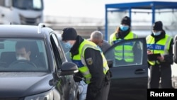 Polisi federal Jerman menghentikan sebuah mobil di Bad Gottleuba-Berggiesshuebel, perbatasan antara Jerman dan Republik Ceko, Jerman, 18 Februari 2021. 