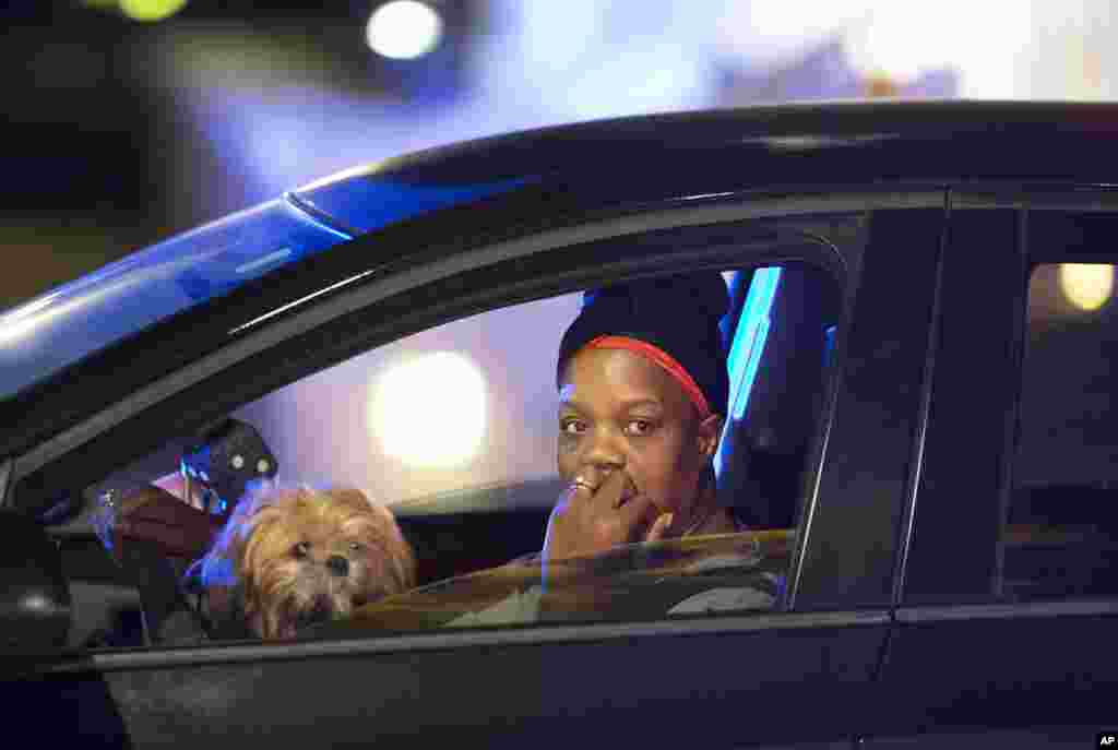 Uma motorista olha pela janela do seu carro junto ao cruzamento da Igreja Emanuel AME, em Charleston,&nbsp; na Carolina do Sul. &nbsp;