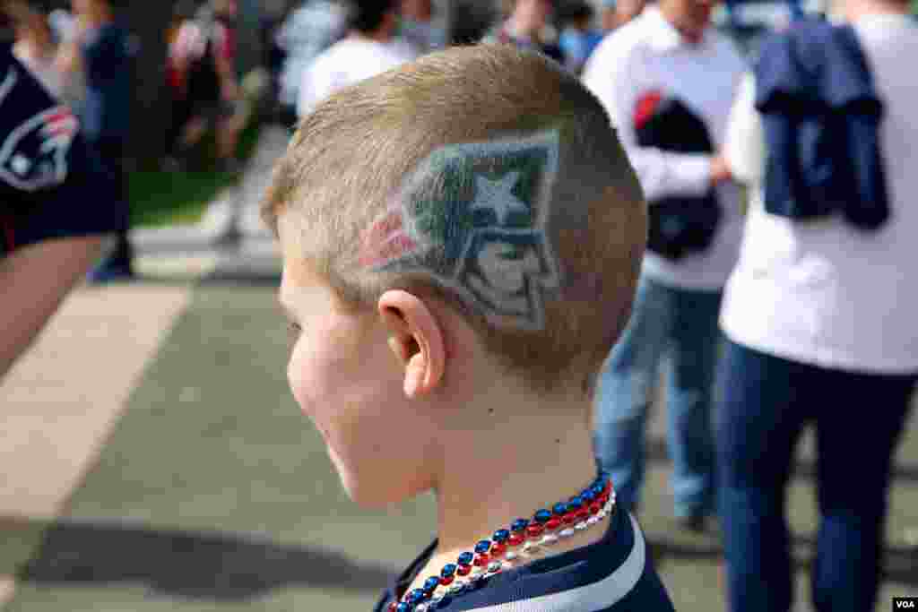 A young New England Patriots fan sports his team's logo painted in his hair at the Super Bowl in Houston, Texas. (B. Allen/VOA)