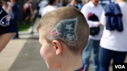 یک آرایشگر لوگوی تیم محبوب این نوجوان (پاتریوتز) را بر روی سرش نقش بسته است
