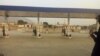 Spéculation, grogne syndicale... pourquoi l'essence se fait rare dans les stations à Abuja