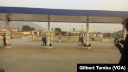 Certaines stations-service sont fermées à clés suite à un manque de carburants, à Abuja, le 9 février 2022. (VOA/Gilbert Tamba)