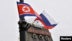 资料照：俄罗斯远东城市符拉迪沃斯托街头的俄罗斯和朝鲜旗帜