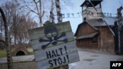 تصویری از ورودی اردوگاه آشویتس در لهستان (آرشیو)
