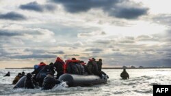 Une embarcation de migrants au large des côtes françaises.