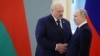 Presiden Rusia Vladimir Putin menerima kunjungan Presiden Belarus Alexander Lukashenko di Moskow, hari Kamis (6/4).