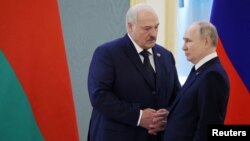 Presiden Rusia Vladimir Putin menerima kunjungan Presiden Belarus Alexander Lukashenko di Moskow, hari Kamis (6/4).