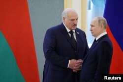 Presiden Rusia Vladimir Putin dan Presiden Belarusia Alexander Lukashenko menghadiri pertemuan Dewan Negara Tertinggi Negara Persatuan Rusia dan Belarus di Kremlin di Moskow, Rusia, 6 April 2023. (Foto: Sputnik/Mikhail Klimentyev/Kremlin via REUTERS)