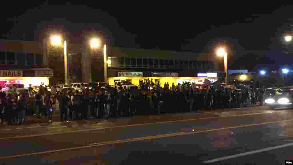 Des manifestants se rassemblent à Ferguson, Missouri, 10 août 2015.&nbsp;