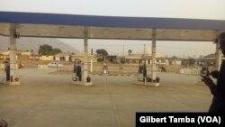 Certaines stations-service sont fermées à clés suite à un manque de carburants, à Abuja, le 9 février 2022. (VOA/Gilbert Tamba)