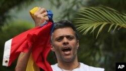 Nan foto 8 jiyè 2017 sa a, Leopoldo Lopez, youn nan lidè opozisyon venzuelyen an kenbe drapo peyi a nan men li pou l salye sipòtè li yo nan Karakas, Venezuela. Yo te arete Mesye lopez yon fwa deja e apre yo te fin libere li, li tap viv sou rezidans siveye. Mesye Lopez jwenn arestasyon li yon lòt fwa ankò madi 1 out 2017 la.